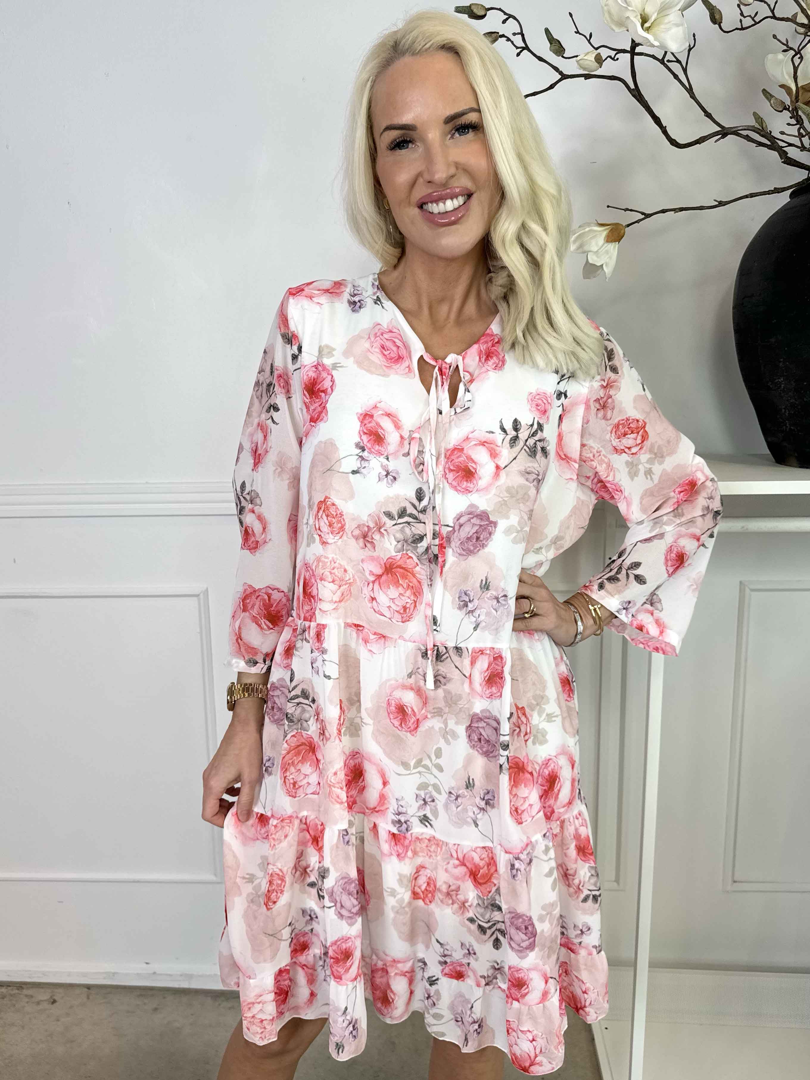 Stella - Blommig chiffongklänning med underkjol i viskos